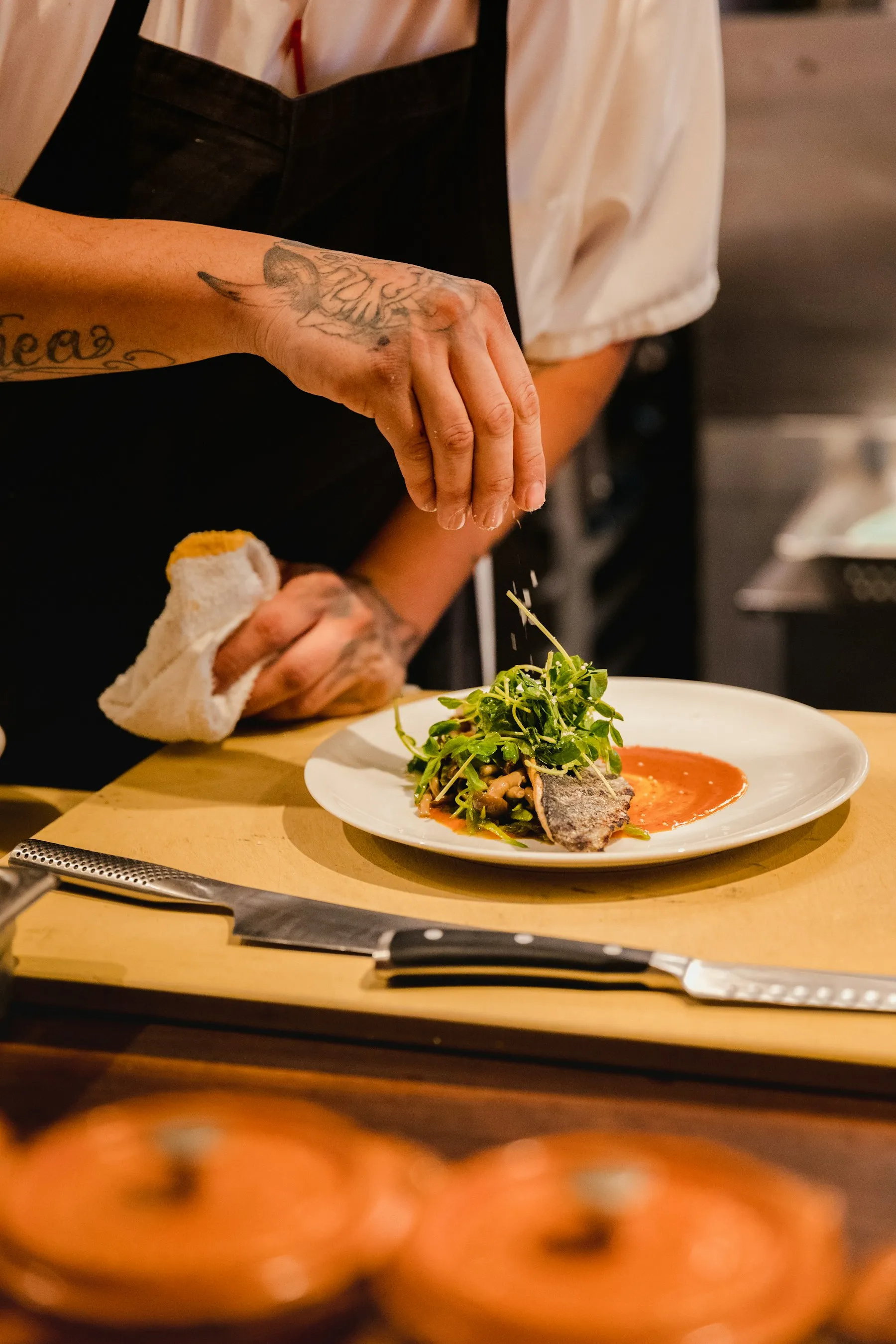 Chef dressant une assiette en cuisine